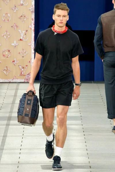Look 10